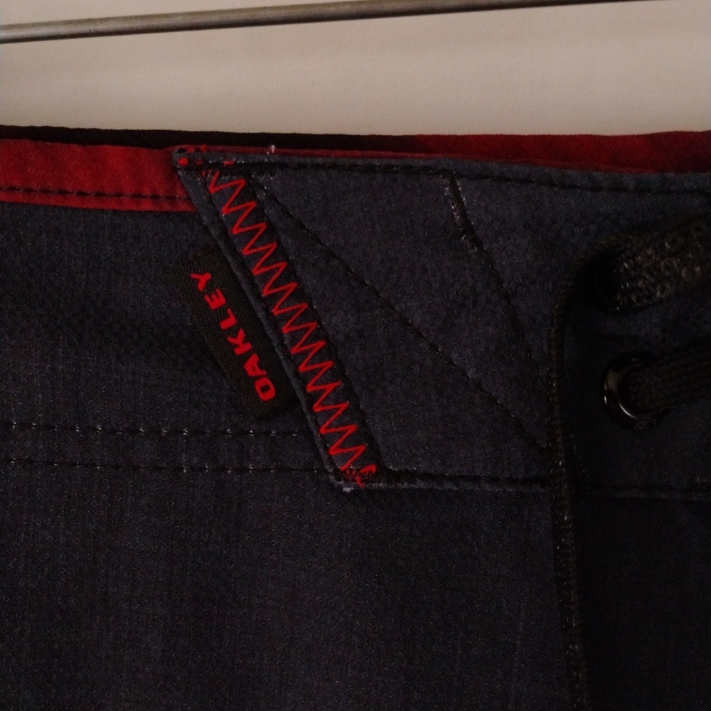 Men's Oakley Red & Black "Pixel Glitch" Surfing Board Shorts Swim Trunks Summer - Picture 6 of 15